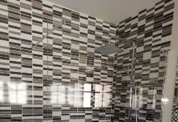 Reforma de baño con materiales de alta calidad y acabados impecables