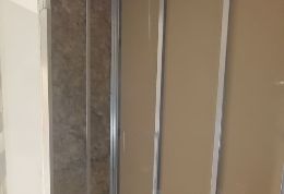 Reforma de baño con materiales de alta calidad y acabados impecables